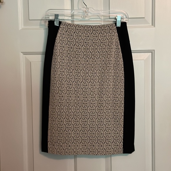 Diane von Furstenberg skirt with lace pattern detail. Size 4. - Picture 5 of 5